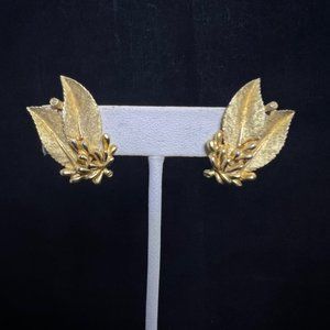 Vintage BSK Gold Tone Leaf Clip On Earrings (2823)